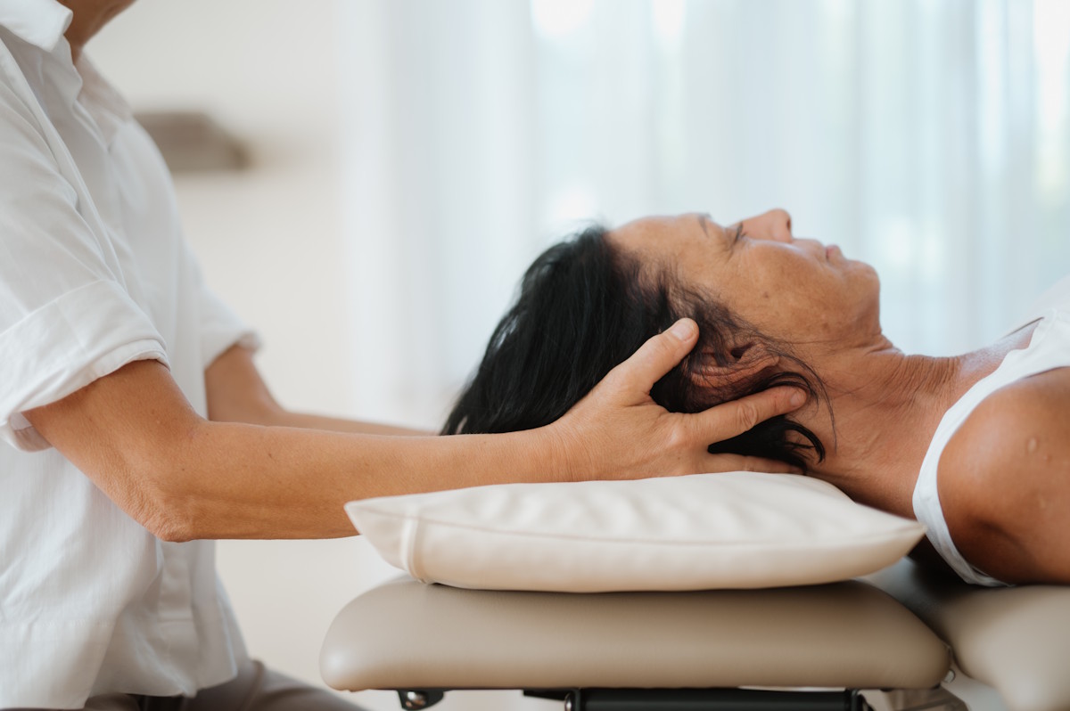 Osteopathische Behandlung eines Patienten in der Praxis Weinholz in Spardorf bei Erlangen
